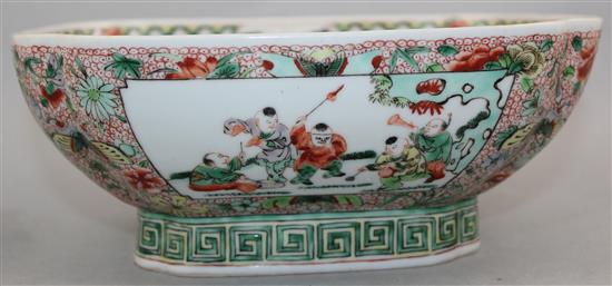 A Chinese famille verte square footed bowl, late 19th / early 20th century, 23cm